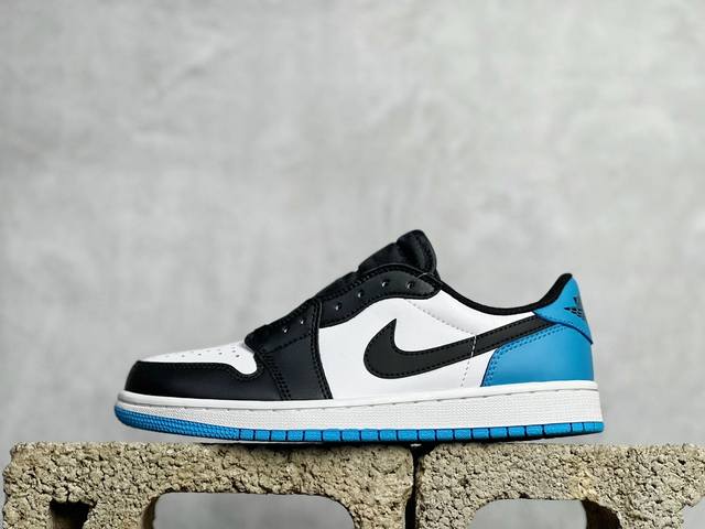 Vt 特价 重磅福利 Jordan Air Jordan 1 Low 'Black And Dark Powderblue' 黑白蓝 货号：Cz0790-104