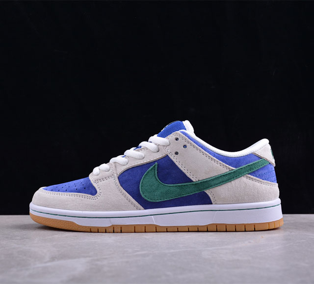 Nk Sb Dunk Low Hyper Royal 忍者神龟 莱昂纳多 Sb低帮休闲板鞋 Hf3704-001 #鞋身通体采用麂皮材质覆盖，配色方面以宝蓝色为