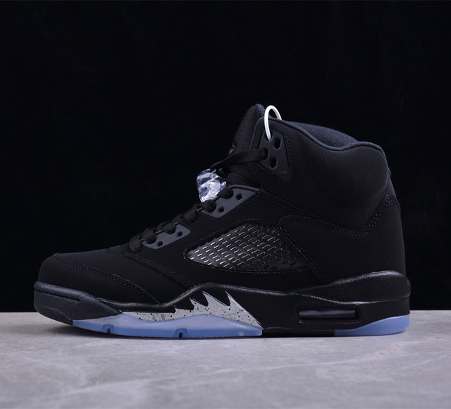 Air Jordan 5 Retro“Black Cat”Aj5 乔5黑猫 货号：Fz2239-001 #采用黑色皮革，在侧面板、鞋头、鞋带锁、鞋跟标签上的部分