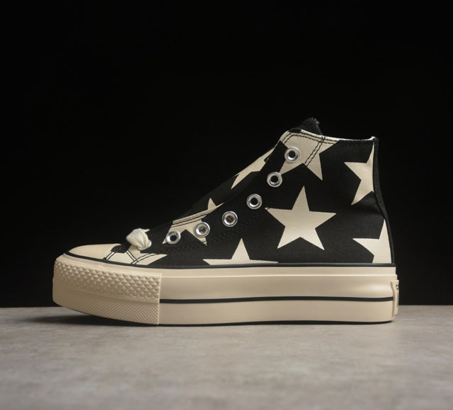 Converse All Star Lift 五星厚底黑白印花高帮休闲板鞋 A09903C 经典厚底鞋型，采用黑百撞色鞋面，白色星星印花搭配标志准星星脚踝贴片，