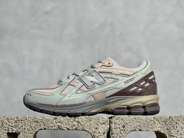 C版 放店私 New Balance 1906系列复古老爹风休闲运动慢跑鞋 M1906N D#采用轻质牛剖革拼接透气网眼衬垫织物鞋面材质 T-Beam大底提供足