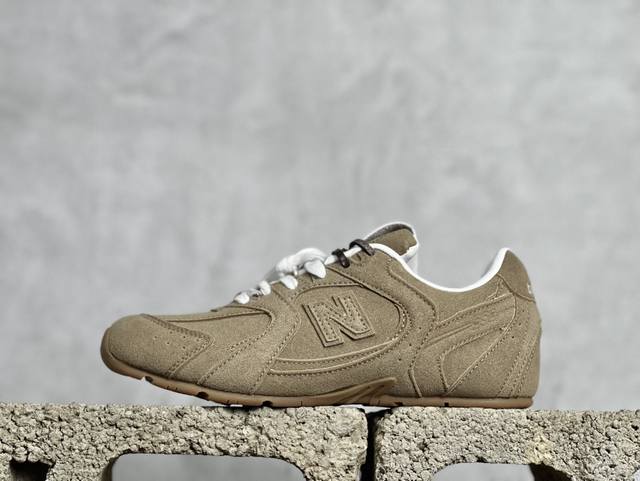 Miumiu X New Balance 530系列 意大利奢侈品牌 缪缪联名款低帮经典复古休闲运动慢跑鞋 #鞋款采用解构和轻盈的设计，彷旧的布料包覆着 New