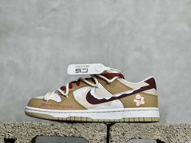 福利特价 放店私 Cs版本 耐克nike Dunk Low 姜饼人 杏仁色此款米红配色解构鞋带，节日感浓。温暖棕黄色系，可爱姜饼小人很有圣诞感。红棕刺绣鞋跟精致