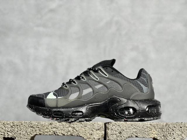 Mx版 Nk Air Max Plus 时尚运动轻便透气低帮气垫跑步鞋 鞋面和外底采用再生聚酯纤维制成 其中10% 为 Nk Grind 该品牌采用工厂废料和再