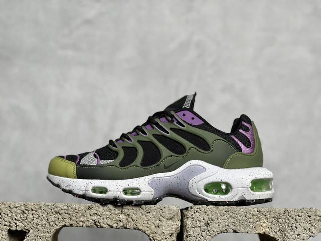 Mx版 Nk Air Max Plus 时尚运动轻便透气低帮气垫跑步鞋 鞋面和外底采用再生聚酯纤维制成 其中10% 为 Nk Grind 该品牌采用工厂废料和再