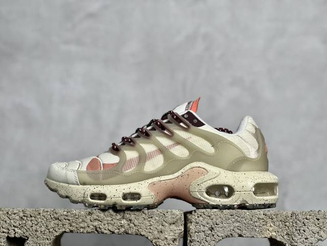 Mx版 Nk Air Max Plus 时尚运动轻便透气低帮气垫跑步鞋 鞋面和外底采用再生聚酯纤维制成 其中10% 为 Nk Grind 该品牌采用工厂废料和再