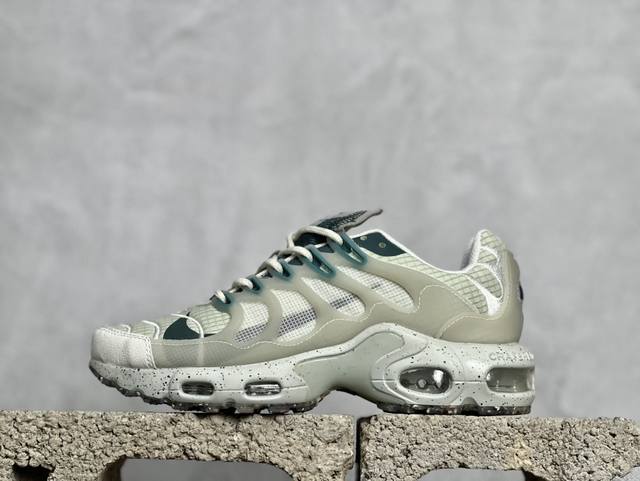 Mx版 Nk Air Max Plus 时尚运动轻便透气低帮气垫跑步鞋 鞋面和外底采用再生聚酯纤维制成 其中10% 为 Nk Grind 该品牌采用工厂废料和再