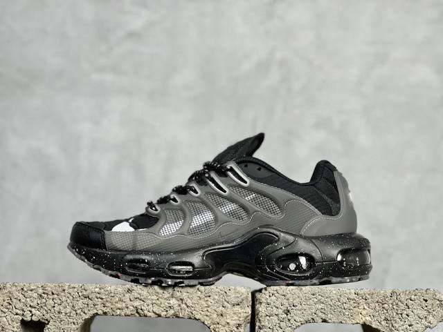 Mx版 Nk Air Max Plus 时尚运动轻便透气低帮气垫跑步鞋 鞋面和外底采用再生聚酯纤维制成 其中10% 为 Nk Grind 该品牌采用工厂废料和再