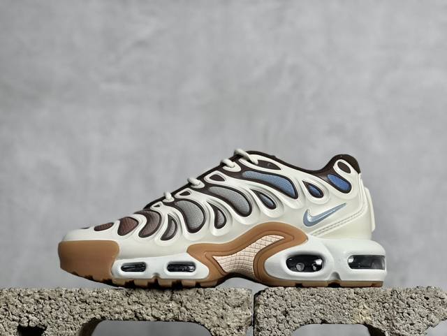 Mx Nk Air Max Plus Drift 复古气垫跑鞋 Fd4290-002 中底造型大部分保留，仅在前段追加了加固上翻 鞋面的经典轮廓得以重塑 带来更