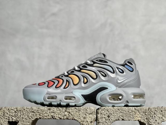 Mx Nk Air Max Plus Drift 复古气垫跑鞋 Fd4290-002 中底造型大部分保留，仅在前段追加了加固上翻 鞋面的经典轮廓得以重塑 带来更