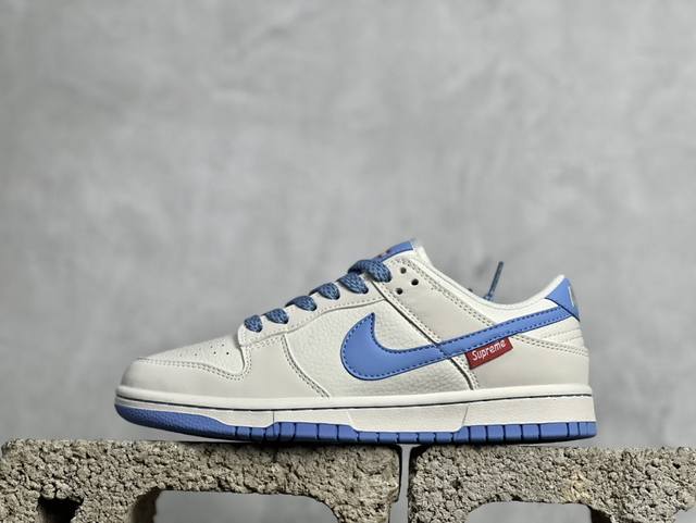 放店私 supreme X Nk Sb Dunk Low 联名米蓝配色 低帮休闲运动滑板板鞋 Dq1098-369 #美国街头滑板鞋潮牌，红底白色的独特logo