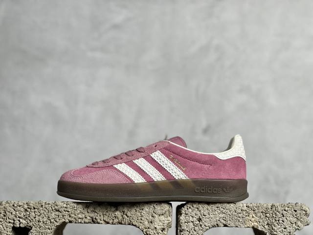 放私 zy版 Adidas Originals Gazelle Indoor 低帮休闲板鞋 草莓熊 全新高端零售平台专供品质出货 全鞋身采用头层牛皮 包括鞋舌也