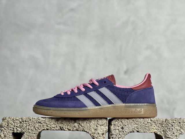 放店私 yh Adidas Handball Spezial 三叶草板鞋 原盒包装 承载青春情怀的板鞋，是现在潮男靓女上脚的大热鞋款 经典三条杠装饰鞋侧 品牌辨