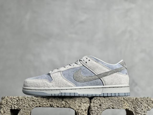 St版 放店私 nk Dunk Low 冰雪奇缘 Sb低帮休闲板鞋 Fz3779-025 #整双鞋选用灰色和蓝色搭配进行呈现。鞋面中加入长绒麂皮材质，辅以白色中