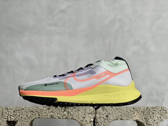 放店私 nike React Pegasus Trail 4 Gore-Tex 防水越野的机能王者 透过精心打造，满足你风雨无阻勇往直前的渴望。采用防水 Gor