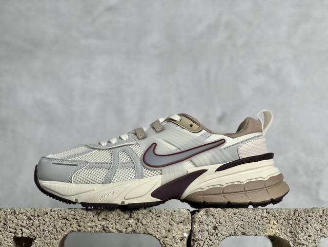 C版特价 放店私nike Wmns V2K Runtekk Low Sail Tan Brown 复古潮系列未来复古老爹风百搭休闲运动慢跑鞋采用太空革组合呼吸网