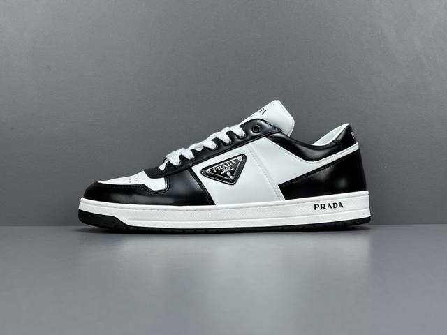 渠道优势 God版 普拉达 普拉达prada Downtown Low Sneakers 闹市区系列低帮系带百搭休闲运动小白板鞋“皮革黑白熊猫三角标” 尺码 3