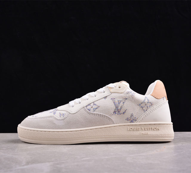 Lv 路易威登trainer Stadium系列 低帮休闲运动鞋小白鞋 原版购入开发 柔软牛皮革局部压印 Monogram 图案，再现复古设计风潮，独特鞋身字母