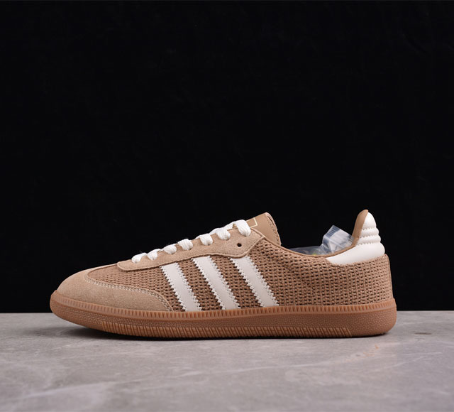 Ad Samba Og 阿迪三叶草休闲板鞋 Ig1379 adidas 近70年的经典samba Og 风格 略微尖尖的鞋头,翻毛皮的鞋头拼接,这些我们都看得到