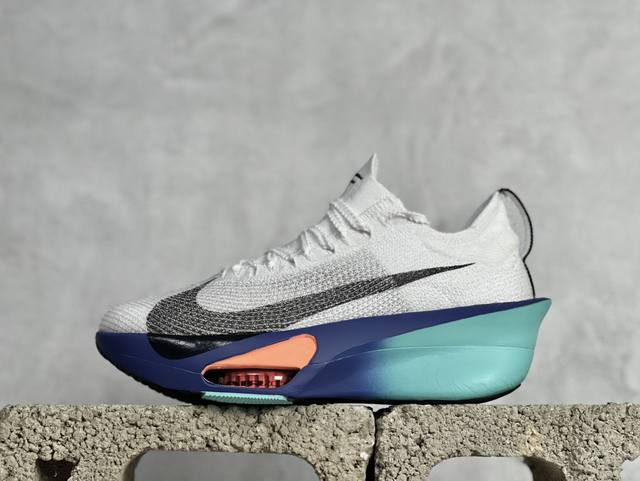 Nike Air Zoom Alphafly Next% 马拉松气垫跑鞋 中底前掌两个相邻的 Zoom Air 气垫单搭配 Zoomx 泡棉 满满的视觉冲击力！