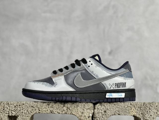 J版 Nike Dunk Low 乘浪钓手 白蓝灰 此款整体围绕熊猫恶作剧乘浪钓手主题设计，鞋身整体采用专属颜料重新喷涂。特殊原创设计图标涂鸦装饰，添加潮流元素