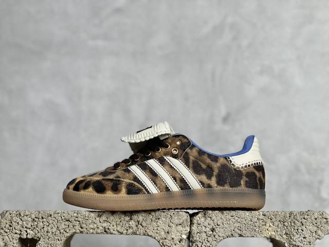 福利特价 Adidas Originals Samba 长舌 马毛 德训鞋 防滑耐磨 低帮板鞋 男女同款 简约大方的设计造型，使notitle X Adidas