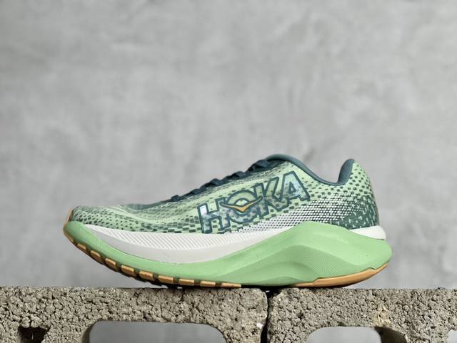 Hoka One One U Rocket X 2 耐磨透气低帮 跑步鞋 使用peba超临界发泡泡棉中底，能量回馈效率较上一代高 44% 带来更强大的缓震回弹和