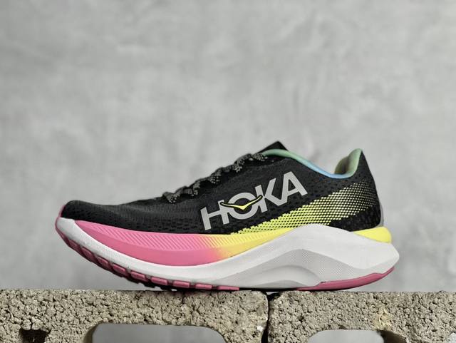 Hoka One One U Rocket X 2 耐磨透气低帮 跑步鞋 使用peba超临界发泡泡棉中底，能量回馈效率较上一代高 44% 带来更强大的缓震回弹和