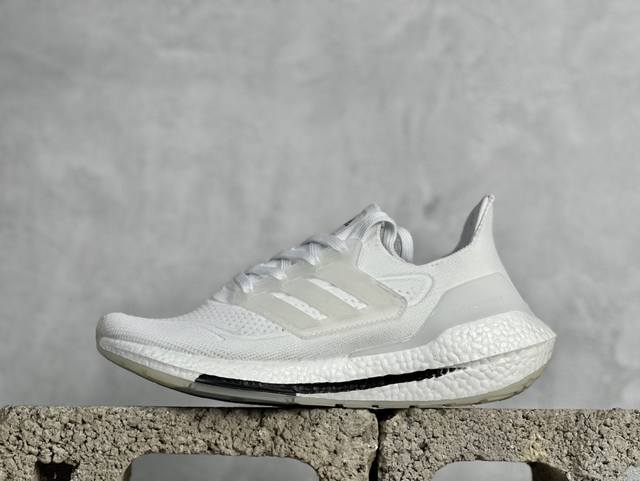 福利特价 Xl版 Ad Ultra Boost 21 厚底爆米花跑鞋 较ub20增加6%Boost，全掌boost将缓震和能量回馈再一次进行了升级，提供更好的舒