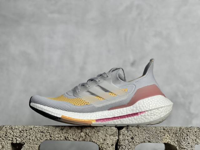 福利特价 Xl版 Ad Ultra Boost 21 厚底爆米花跑鞋 较ub20增加6%Boost，全掌boost将缓震和能量回馈再一次进行了升级，提供更好的舒