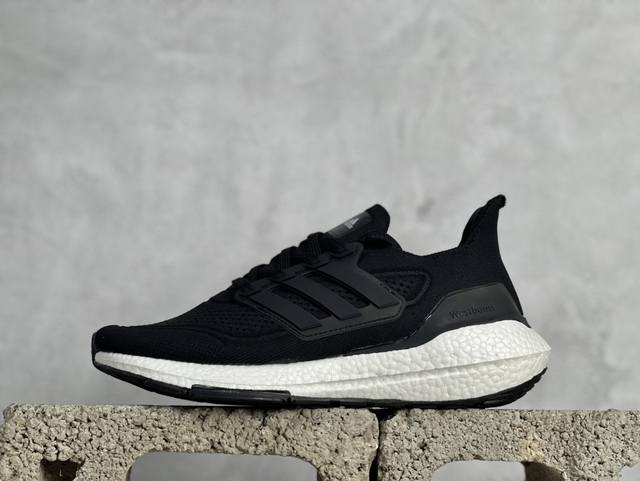 福利特价 Xl版 Ad Ultra Boost 21 厚底爆米花跑鞋 较ub20增加6%Boost，全掌boost将缓震和能量回馈再一次进行了升级，提供更好的舒