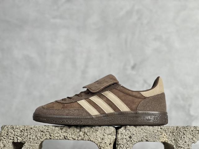 Ls Adidas Handball Spezial 三叶草板鞋 原盒包装 承载青春情怀的板鞋，是现在潮男靓女上脚的大热鞋款 经典三条杠装饰鞋侧 品牌辨识度清晰