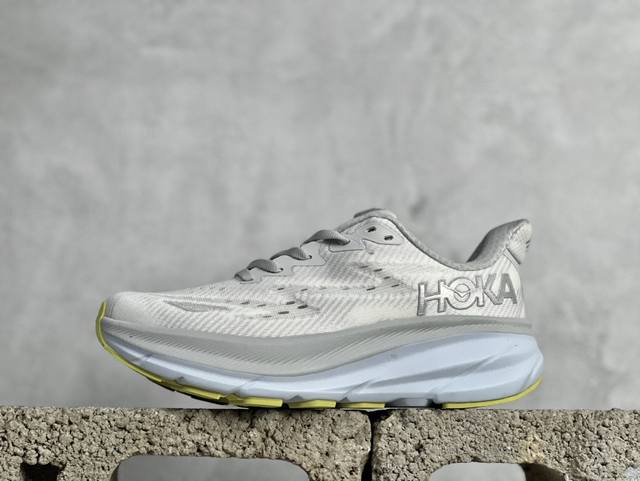 Hoka One One Clifton 9 全新配色这个品牌来自于新西兰的毛利语，Hoka表示大地，One One表示飞越，连起来就是飞越地平线，One On