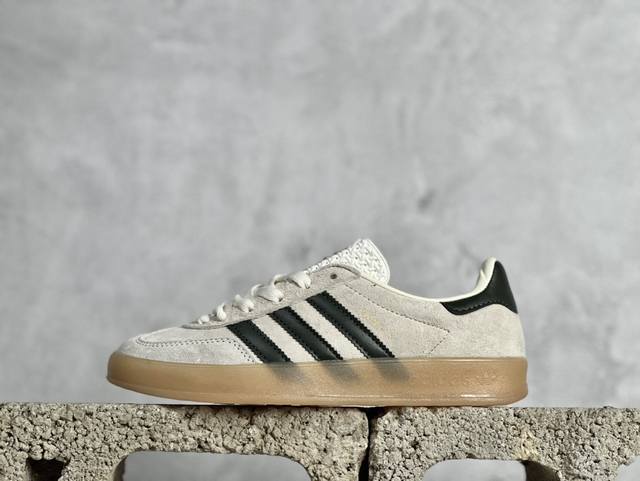 Yh 阿迪达斯adidas Originals Gazelle Indoor 这款阿迪达斯运动鞋是 1979年 Gazelle Indoor 运动鞋的复兴，柔软