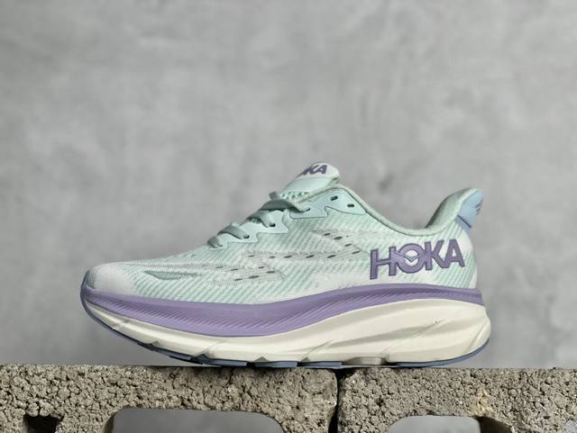 Hoka One One Clifton 9 全新配色这个品牌来自于新西兰的毛利语，Hoka表示大地，One One表示飞越，连起来就是飞越地平线，One On