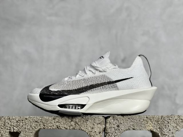 Gw版 Nike Air Zoom Alphafly Next%3 整体采用前作的设计语言，并且对后者的细节进行升级，马拉松和长距离路跑的性能极限设计而生。 货