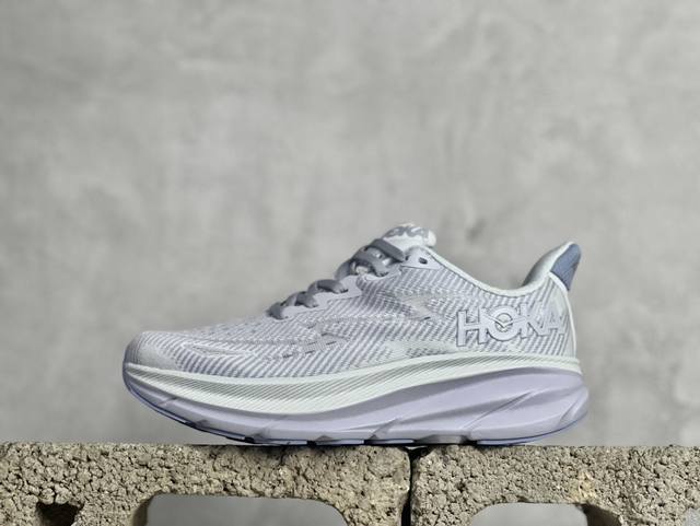 Hoka One One Clifton 9 全新配色这个品牌来自于新西兰的毛利语，Hoka表示大地，One One表示飞越，连起来就是飞越地平线，One On