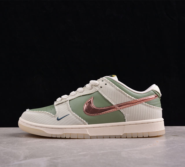 Nk Dunk Low Be 1 Of One 小草绿 SB低帮休闲板鞋 FQ0269-001 #配色采用橄榄色皮革底座外，还采用带仿旧边缘的绗缝覆盖层、浅粉色