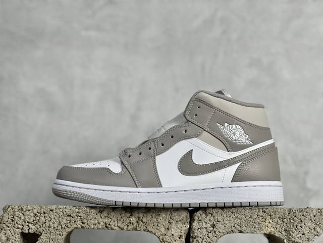 Vt性价比 Air Jordan 1 Mid 浅骨色 中帮系列 全新批次 原装原模大底 全鞋原厂定制皮料 手感细腻正确折边工艺 完美细节诠释 货号：554724