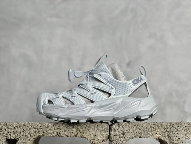 Hoka One One Hopara 户外机能山地凉鞋 1123112 Ils #鞋型从外观就给人强烈的户外机能感，粗犷率性的厚底设计，继承了 Hoka On