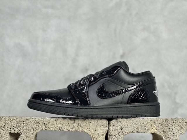 K版 Air Jordan 1 Low Black Croc Aj1 乔1鳄鱼黑 低帮文化休闲板鞋 Hj7743-010 #采用三重黑色配色，突出的特点是它的鞋