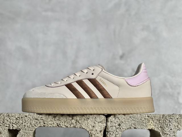 ls版 Adidas Samba Vegan 百搭单品这款运动鞋 再现samba系列经典足球鞋线条，融合时尚厚底设计皮革鞋面搭配加厚生橡胶外底。皮革鞋面，搭配皮