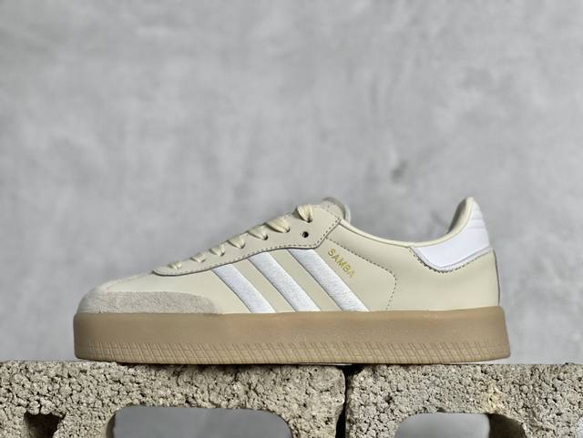 ls版 Adidas Samba Vegan 百搭单品这款运动鞋 再现samba系列经典足球鞋线条，融合时尚厚底设计皮革鞋面搭配加厚生橡胶外底。皮革鞋面，搭配皮