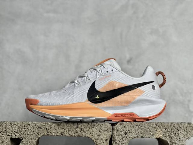 xl Nike Reactx Pegasus Trail 5 next Nature 越野跑步鞋 登月兼顾迅疾外观和稳固脚感 后跟覆面和中足动态支撑巧妙融合 缔