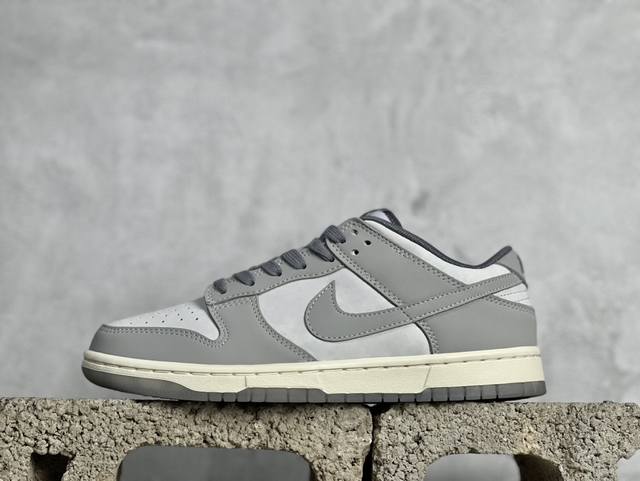 st Nk Dunk Low Cool Grey 做旧水洗灰 Sb低帮休闲板鞋 Fv1167-001 #鞋身整体以灰色为主色调，材质方面选用皮革与麂皮拼接设计，