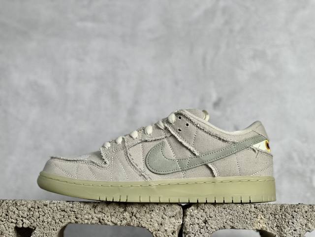 g版 Nike Sb Dunk Low Mummv 米白 撕撕乐 木乃伊 夜光 鞋身以灰白色调呈现 麻布材质展现木乃伊的缠布 粗犷的毛边带来独特质感 后跟木乃伊