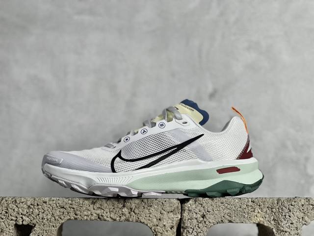 nike React Terra Kiger 9越野马拉松休闲运动慢跑鞋 内置气垫 采用改良版网眼布和增加泡棉设计，专为驾驭耐力跑而设计，出色的缓震性能可助力你