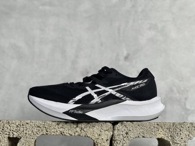 Asics 亚瑟士magic Speed 3稳定跑鞋鞋面采用双层提花网面设计，提高包裹性和透气性，后跟搭载稳定系统科技t-Gel提升整体支撑力和结构感，减少对身