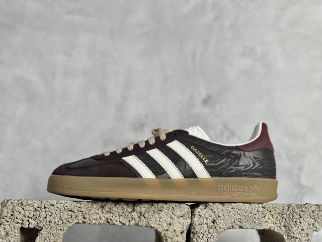 Zx神版 Adidas Original Gazelle Indoor 复古休闲运动德训风板鞋 原厂定制长毛翻毛皮组合环保纤维革鞋面材质 内置环保海玻璃鞋垫 外