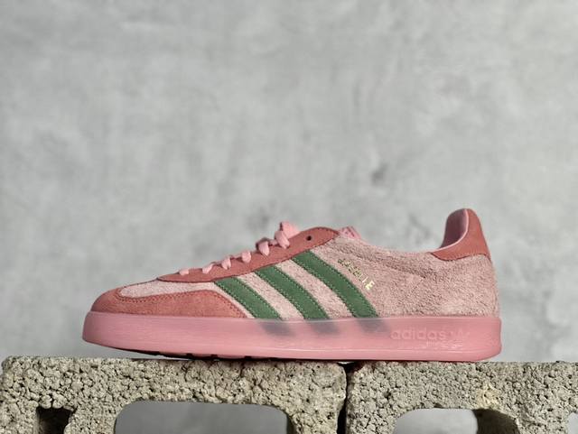 Zx神版 Adidas Original Gazelle Indoor 复古休闲运动德训风板鞋 原厂定制长毛翻毛皮组合环保纤维革鞋面材质 内置环保海玻璃鞋垫 外